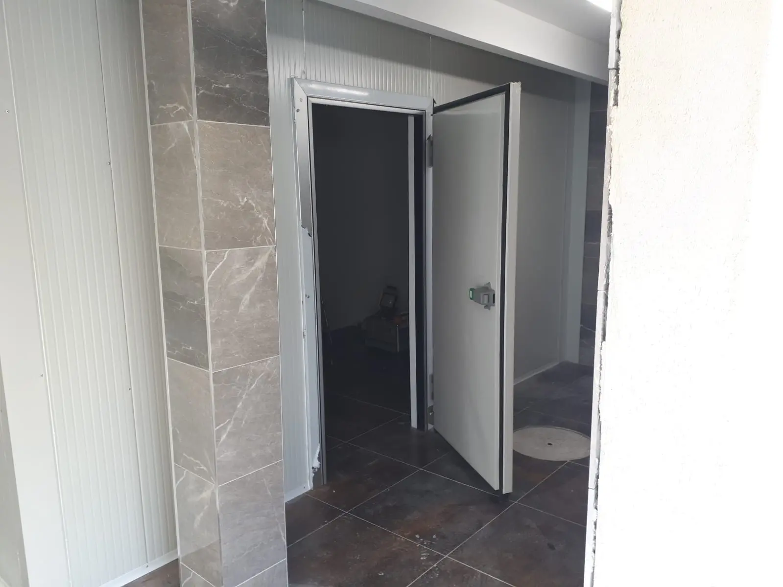 Chambre froide avec porte isotherme battante ouverte