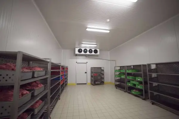 Chambre de stockage équipée de rayonnages et d'un évaporateur plafonnier