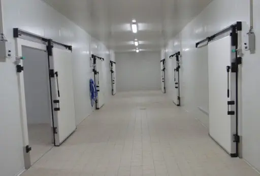 Couloir desservant les chambres par des portes coulissantes isothermes