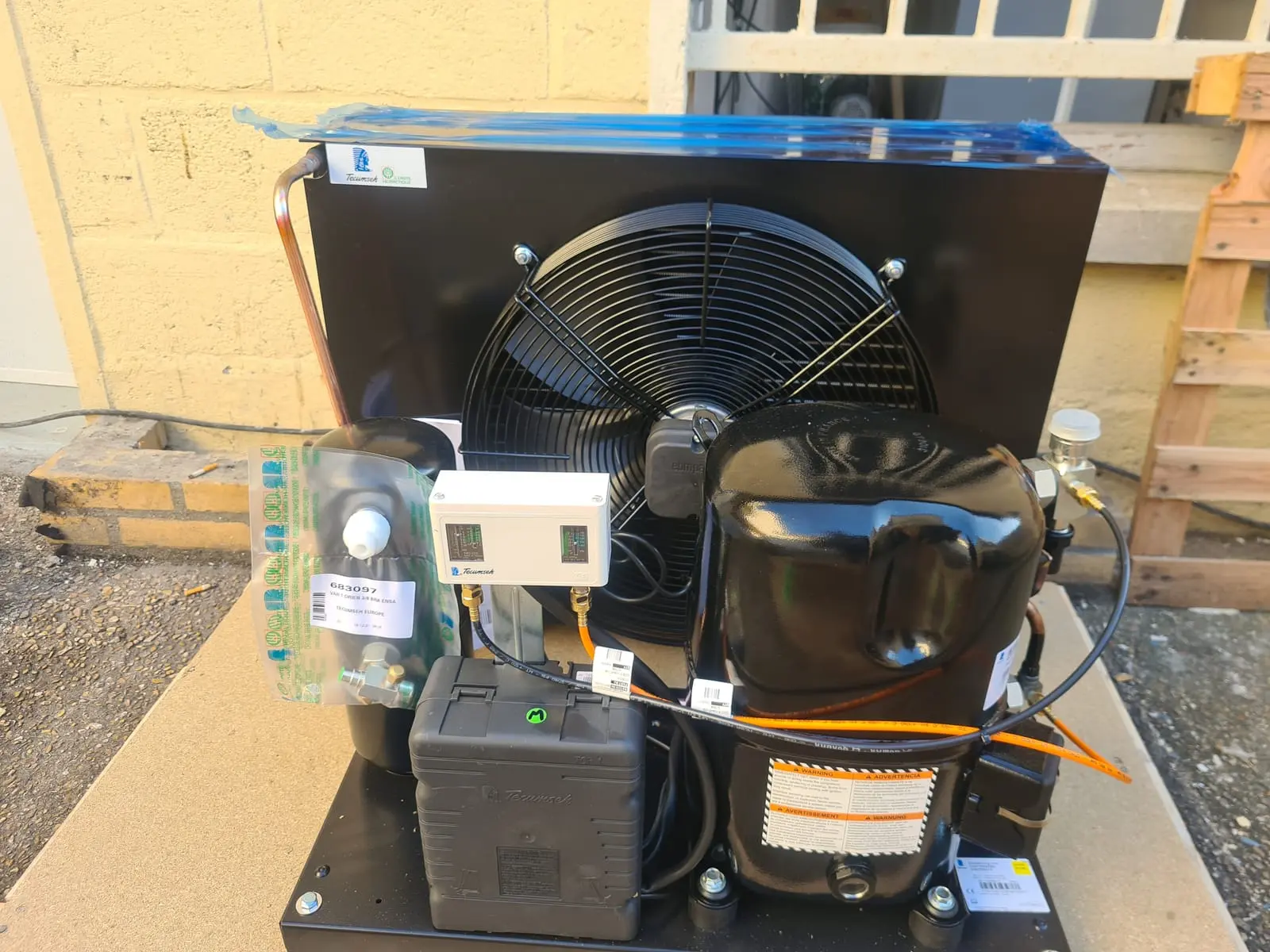 Groupe de condensation Tecumseh, détail du compresseur et du pressostat