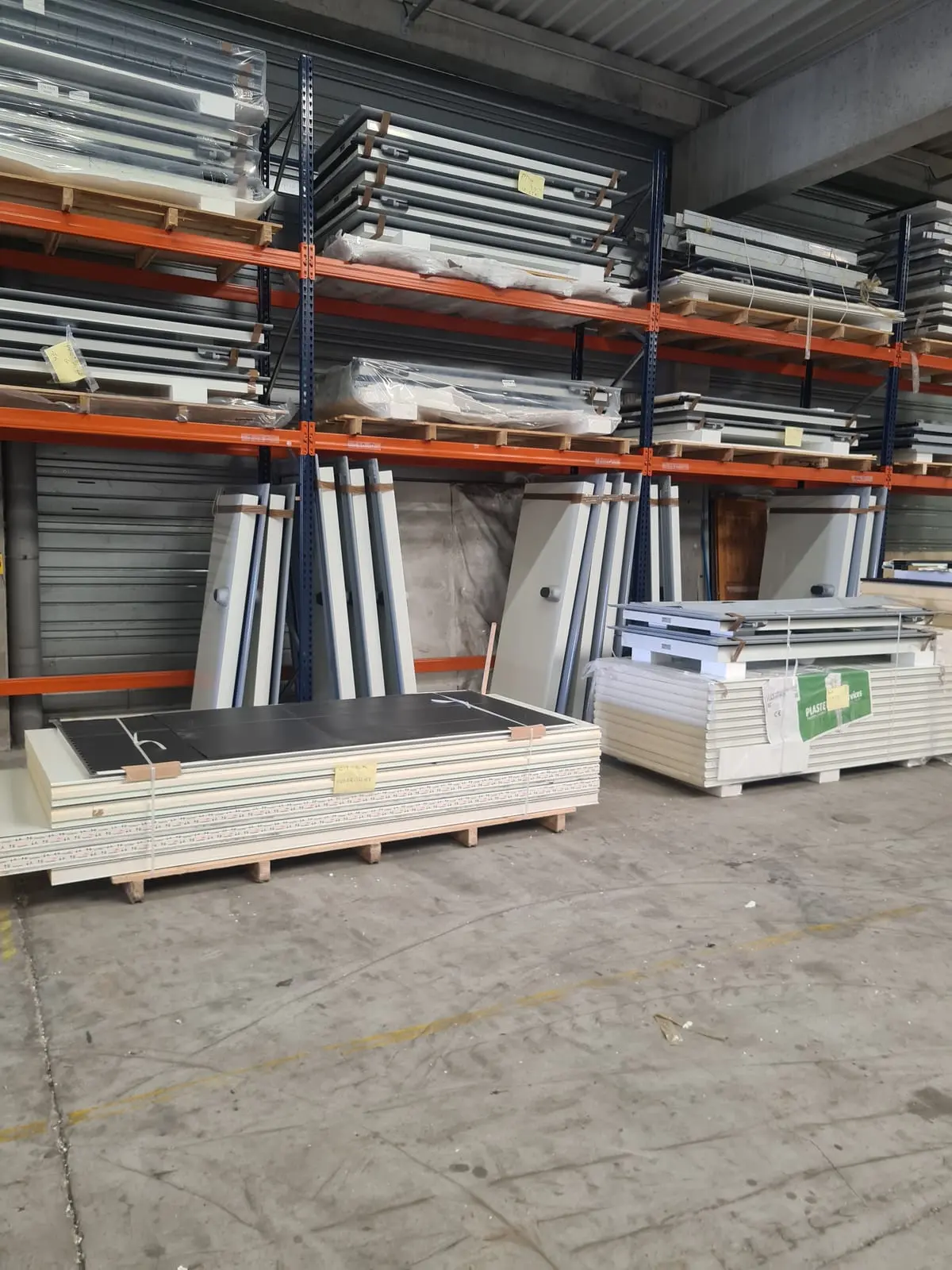 Panneaux isothermes et portes stockés sur rayonnages